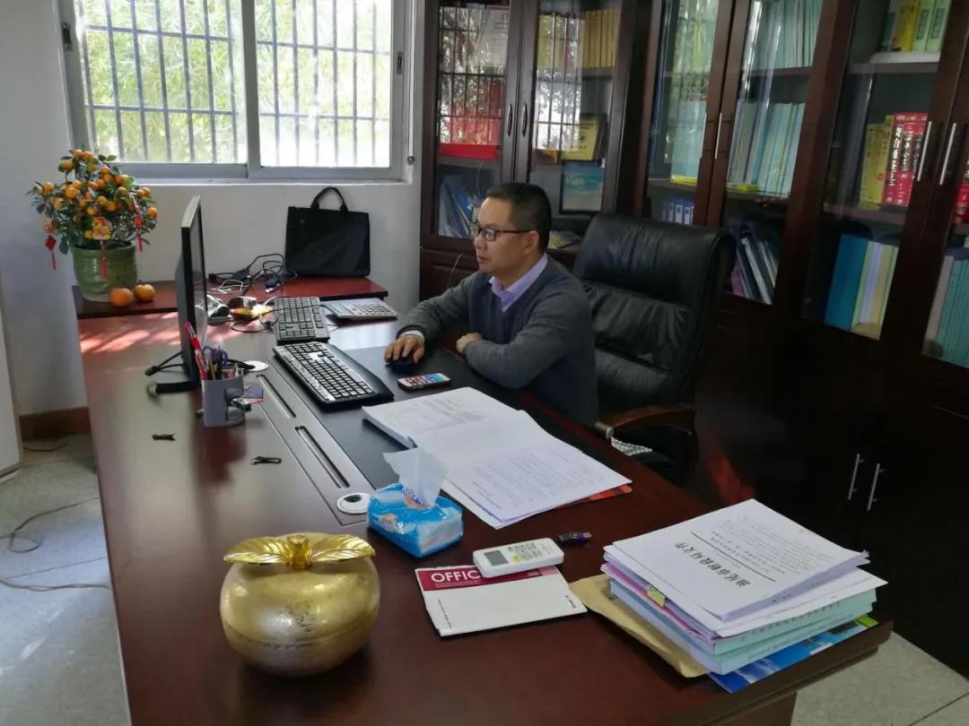 【“五一勞模談”系列報(bào)道之一】艱苦奮斗決心扎根基層,只爭(zhēng)朝夕奉獻(xiàn)養(yǎng)豬事業(yè)——記省食出寶山豬場(chǎng)總經(jīng)理劉定發(fā)同志 【“五一勞模談”系列報(bào)道之一】艱苦奮斗決心扎根基層,只爭(zhēng)朝夕奉獻(xiàn)養(yǎng)豬事業(yè)——記省食出寶山豬場(chǎng)總經(jīng)理劉定發(fā)同志
